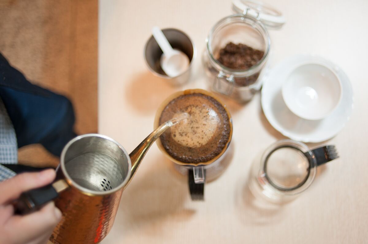 Café de filtro preparándose sobre la mesa