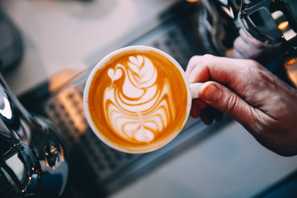 Latte con dibujo de hoja visto desde arriba