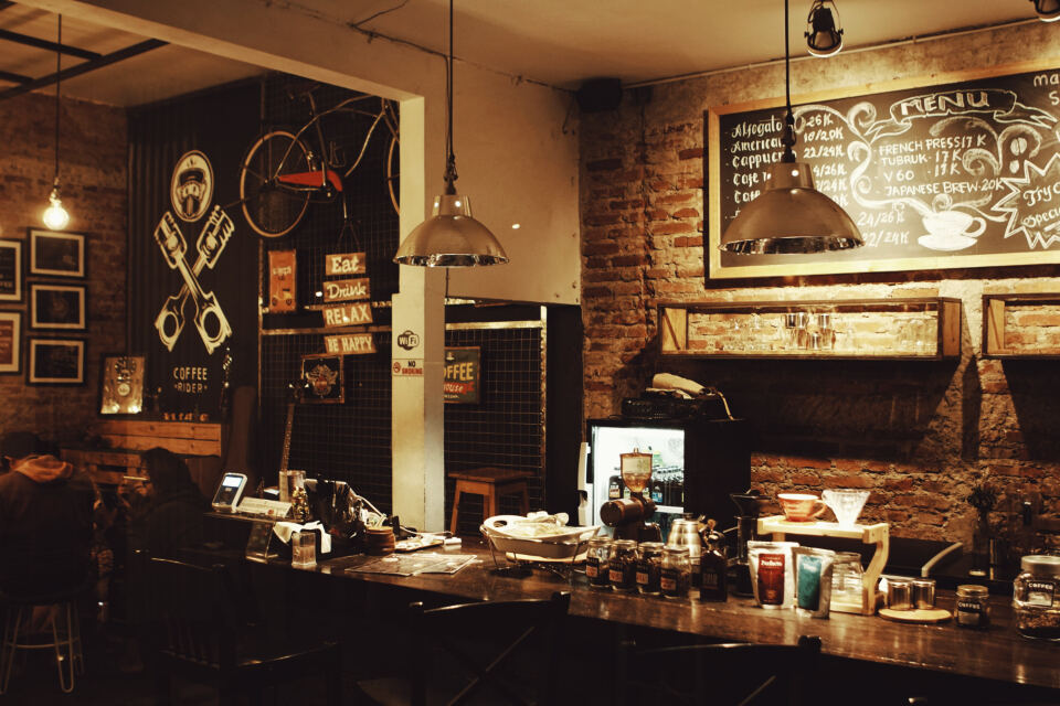 Barra del café con luces colgantes