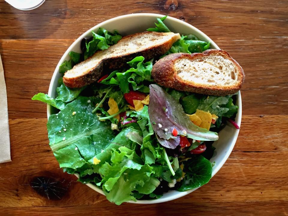 Plato de ensalada con pan tostado
