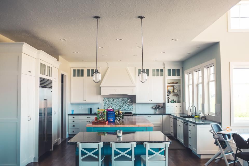 Cocina amplia y luminosa con isla central